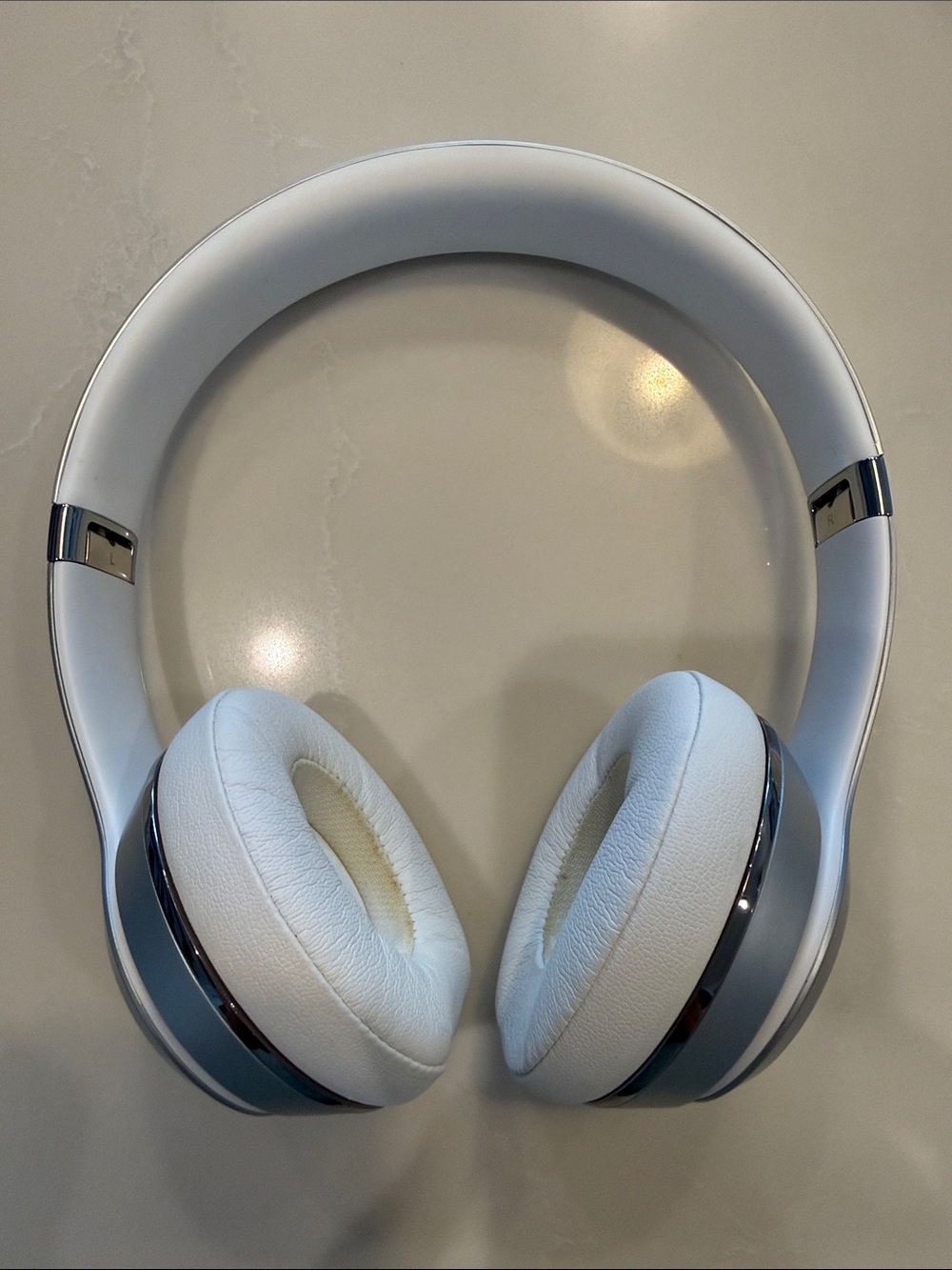 Beats White Over-Ear Wireless Headphones - Sleek Comfort and Clear Sound